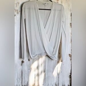 🚨Abercrombie & Fitch White Long-Sleeve Draped Surplice Top